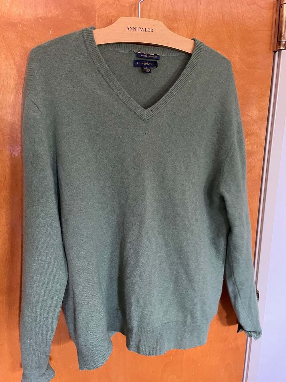 Club Room Estate Cashmere V-Neck Sweater Green Size L, has a couple of wear snag